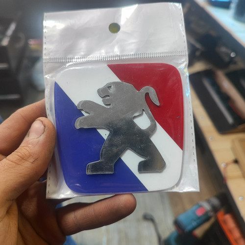 آرم روی درب صندوق پژو فرانسه